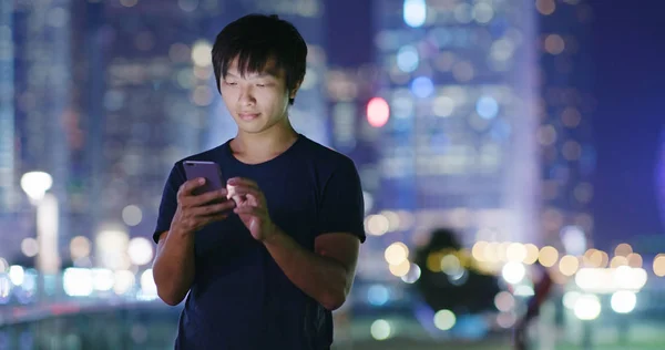 Homem Usando Smartphone Cidade — Fotografia de Stock
