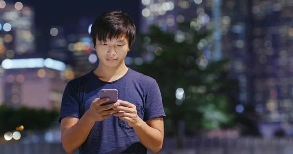 Hombre Usando Teléfono Móvil Ciudad Por Noche —  Fotos de Stock