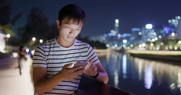 Hombre Usando Teléfono Móvil Ciudad Por Noche —  Fotos de Stock