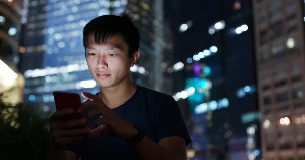 Homem Usando Telefone Celular Cidade Noite — Fotografia de Stock