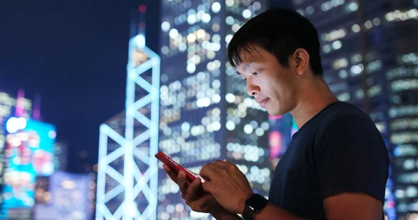Homem Verificar Telefone Celular Cidade Noite — Fotografia de Stock