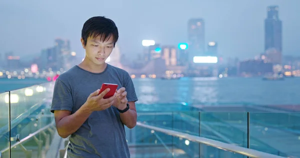 Hombre Usando Teléfono Móvil Hong Kong Por Noche — Foto de Stock