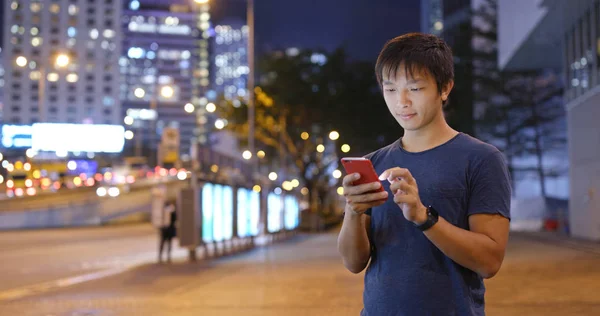 Hombre Usando Teléfono Móvil Ciudad — Foto de Stock