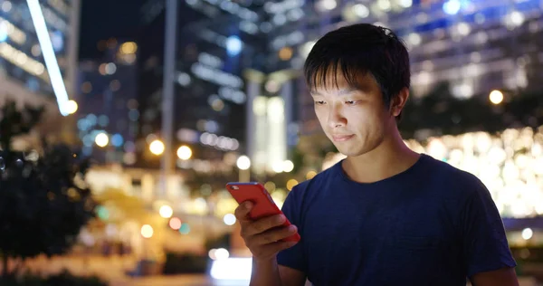 Человек Использующий Мобильный Телефон Городе Гонконг Ночью — стоковое фото