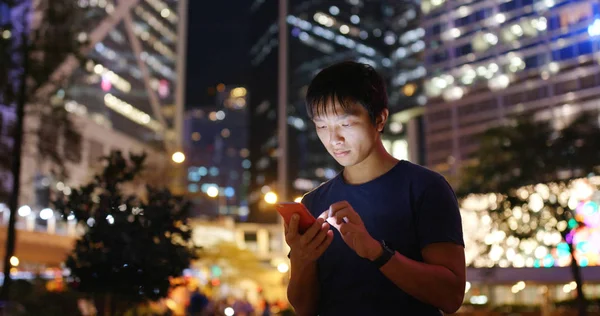 Hombre Usando Smartphone Ciudad Por Noche —  Fotos de Stock