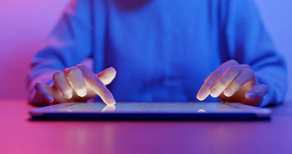 Mujer Usando Tableta Por Noche —  Fotos de Stock