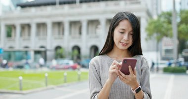 Cep telefonu kullanan kadın