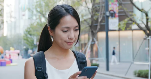 女性は街の携帯電話を見て — ストック写真