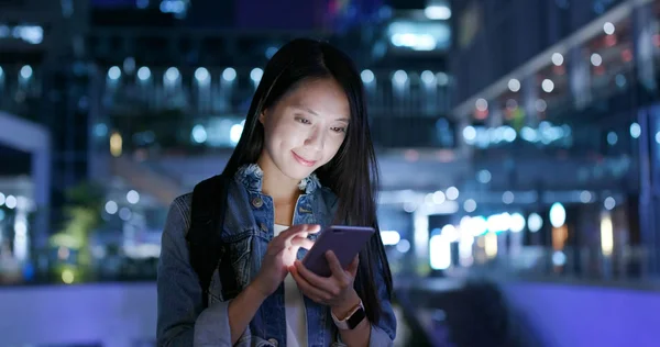 Mujer Usando Teléfono Móvil Ciudad Por Noche — Foto de Stock