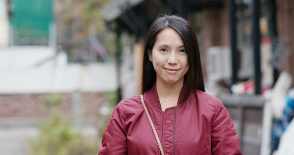 Aziatische Mooie Vrouw Glimlachend Naar Camera — Stockfoto