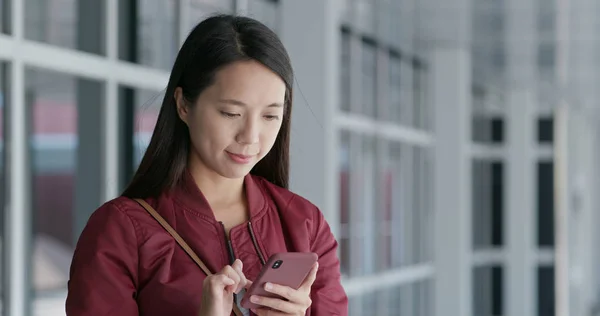 Woman Using Mobile Phone City — Stock Photo, Image