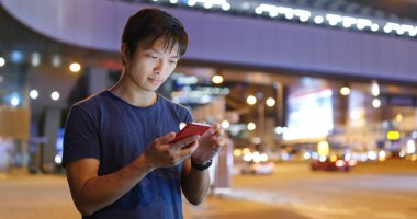 Adam cep telefonu sokakta çeke