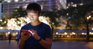 Cep telefonu kullanan adam