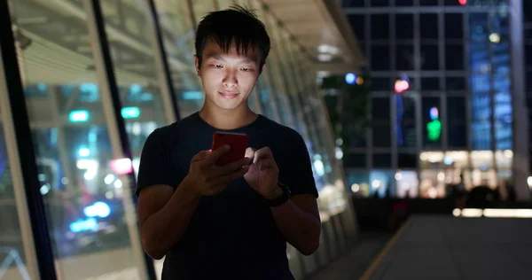 Man Använder Mobiltelefon Staden — Stockfoto