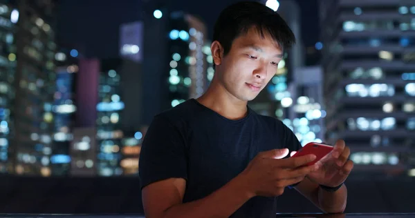 Homem Usando Telefone Celular Cidade Noite — Fotografia de Stock