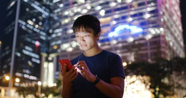 夜の香港の街で携帯電話を使用してアジアの男 — ストック写真