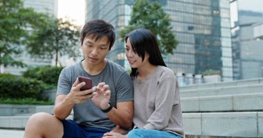 Cep telefonuyla şehirde çift