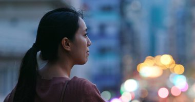 Kadın gece şehirde etrafına bir bak.