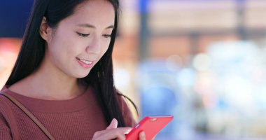 Alışveriş Merkezi içinde cep telefonu kullanan kadın