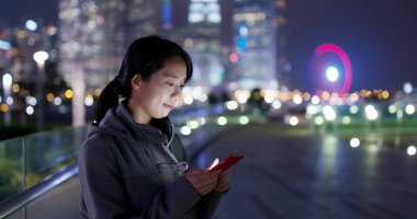 Kadın geceleri cep telefonundan sms göndermek