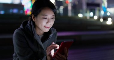 Cep telefonuyla gece kadının yakın çekim