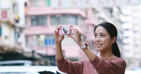 Turista Tomar Una Foto Cámara Ciudad Hong Kong —  Fotos de Stock