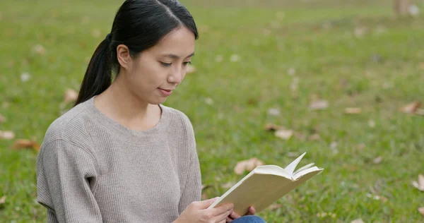 若い女性は公園で本を読みました — ストック写真