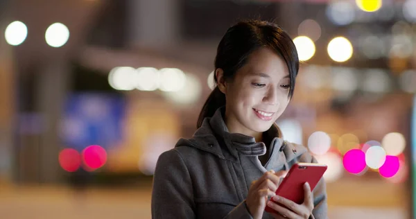 Mujer Comprobar Teléfono Celular Ciudad Por Noche —  Fotos de Stock