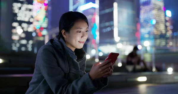 Mulher Usando Telefone Celular Online Noite — Fotografia de Stock