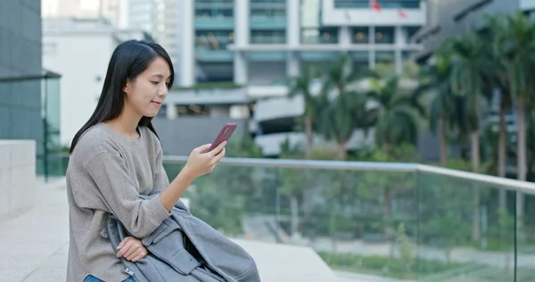 Mujer Usando Teléfono Móvil Ciudad Hong Kong —  Fotos de Stock