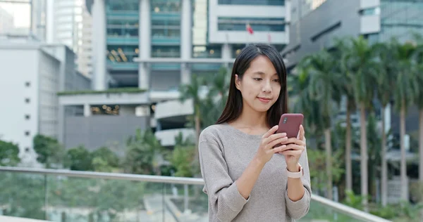 使用手机 Hong 本港的女人 — 图库照片