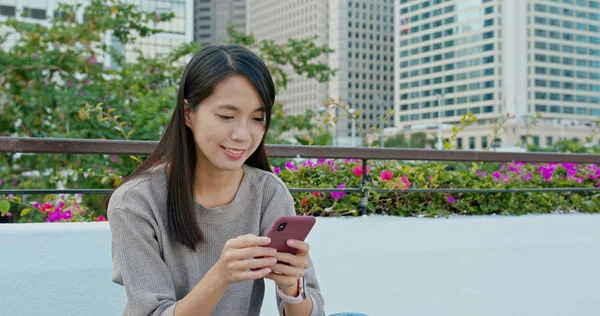 Mulher Usando Telefone Celular Cidade — Fotografia de Stock