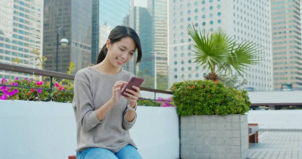 Mulher Usando Celular Cidade Hong Kong — Fotografia de Stock