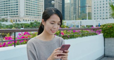 Şehirde cep telefonu kullanan kadın