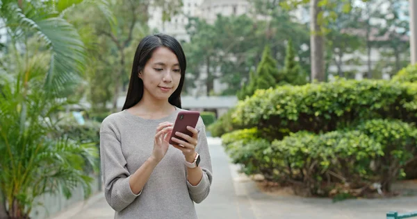 Cep telefonu kullanan kadın