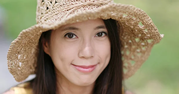 Femme Sourire Caméra Avec Chapeau Paille Été — Photo