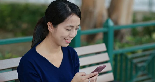 Jovem Mulher Trabalhar Smartphone Sentar Banco — Fotografia de Stock