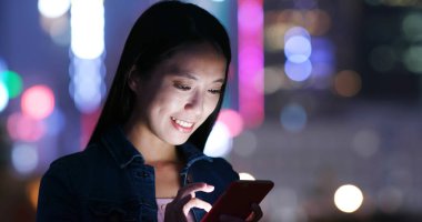 Kadın geceleri şehir cep telefonu üzerinde kontrol