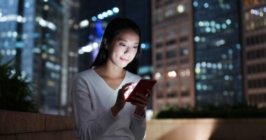 Kadın iş şehir cep telefonu üzerinde