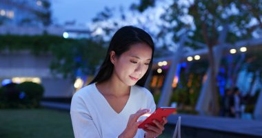 cep telefonuyla şehirde gece kadın