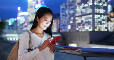 Cep telefonuyla Hong Kong şehirde gece kadın