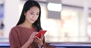 Kadın kontrol içinde hareket eden telefon içinde alışveriş plaza indirimli üzerinde