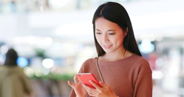 Hareket eden telefon alışveriş merkezi içinde kadın okuyun