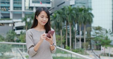 Hareket eden telefon içinde şehir kadın çeke