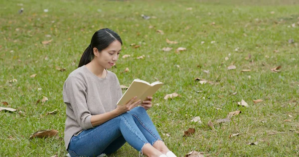 Mujer Leer Libro Sentado Hierba Verde —  Fotos de Stock