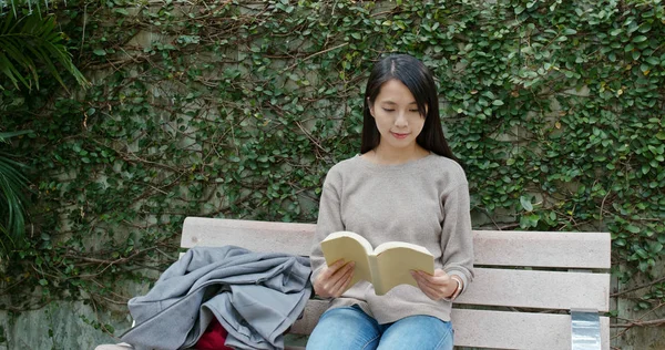 Woman Read Book — Stock Photo, Image