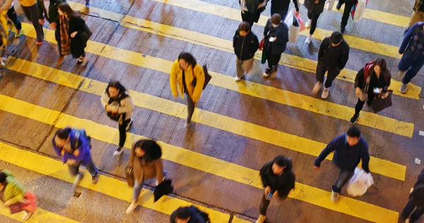 Mong Kok Hong Kong Dezembro 2018 Vista Superior Pessoas Atravessam — Fotografia de Stock