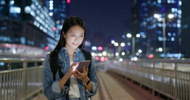 cep telefonuyla şehirde gece kadın