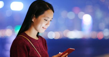 Akşamları Smartphone kullanan kadın