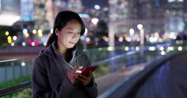 Cep telefonuyla gece kadının yakın çekim